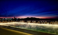 김이 모락모락 피어오르는 해수 온천 위로 떠오르는 태양[전승훈 기자의 아트로드]