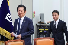 ‘보완수사권 폐지’도 물러선 정청래…“당 입장 있지만 정부입법”