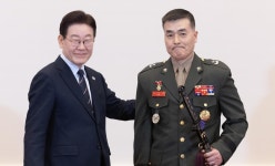 李, 장성 진급 박정훈에 삼정검 수여하며 “특별히 축하합니다”