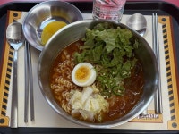 “볶음너구리 왜 한국엔 없죠?”…성수서 맛본 ‘라면의 변주’ [리뷰로그]