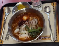 “볶음너구리 왜 한국엔 없죠?”…성수서 맛본 ‘라면의 변주’ [리뷰로그]