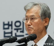 조희대 “법원에 부당간섭 안돼” 靑 “대법관 재제청 신속히 해야”