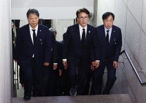 ‘소방관 조문’ 김민석 탄 차량, 응급환자 전용구역 주차 논란