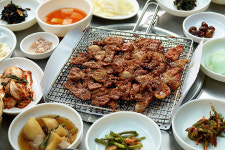 입맛 당기는 훈제향…돼지고기 석쇠구이 ‘일품’