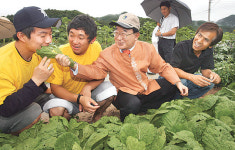 <1사1촌으로 FTA 넘는다>‘1校1村’ 선두에 선 총장과 대학생들