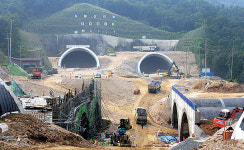 < Build Up Korea >‘환경 갈등’ 딛고 세계최장 터널 뚫었다