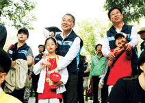 <2007 한가위 특집-금융권 사회공헌>2만5000여명 전직원 참여, 노인·장애인과 ‘나눔 시간’