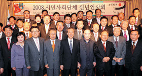 “정치 할 사람은 뉴라이트 직책 내놔야”