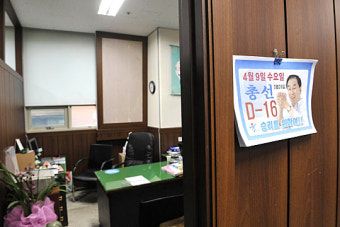 ‘형님과 불출마’ 건의說 이재오, 갈등에 부채질