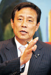 <高유가 딛고 경제 도약으로>태양 전지로 불 켜고 빗물 모아 건물 청소