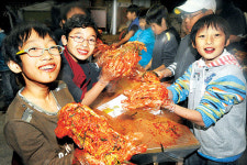 <‘1사1촌’ 세상을 바꾼다>내 손으로 직접 담근 ‘웰빙 김치’ 한입에 ‘쏘~옥’