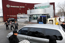 판사들, ‘법정관리 신청’ 쌍용차 평택공장 현장검증