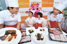 우리 돼지도 한 입…