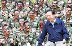 신병교육대 간 MB… ‘웃음 바이러스’ 전파