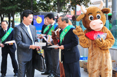 “한우 소시지 드세요”