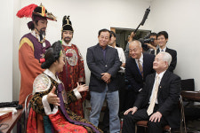 “명성황후-日자객, 영혼의 화해 한 듯”