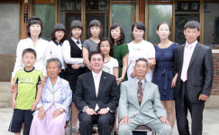<아이사랑-다둥이네>“힘들때 아이들 말 한마디가 큰 힘… 어느덧 부모의 친구·동생 됐네요”