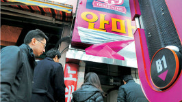<현장, 더블클릭!>‘안마거리’ 불꺼졌지만… “옆동네로 가자” 호객 여전