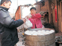 < Global Focus >번지없는 집에 공동화장실… 대졸 백수들의 ‘밀려난 삶’