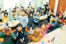 <1사1촌, 녹색희마을 연다>“어? 풀에서 향기나네!” 체험 아이도 교사도 즐거운 소란
