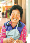 “내가 좌판에서 호떡만 파는게 아니여… 사람들 모여들면 여기가 사랑방이지”