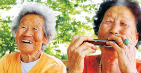 “나는 하모니카 불고 친구는 노래를… 서로가 보약이지”