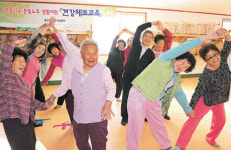 황토현 마을은 ‘고구마·매실축제’ 인기… 어르신들 ‘레크 댄스’로 몸 가꿔