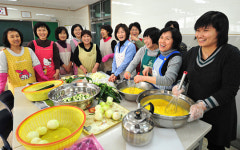 “방학때 배곯지 않게 ‘엄마표 반찬’ 배달해요”