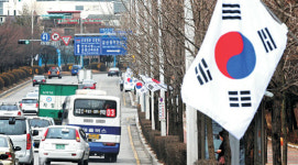 365일 태극기 휘날리며…