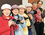 <사랑 그리고 희망 - 2011 대한민국 리포트>오래 사시라고 예쁘게 영정사진… 3000명‘찰칵’