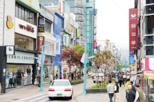 <간판이 경쟁력이다>광복로, 간판 개선뒤 ‘대표거리’ 명성 되찾았다