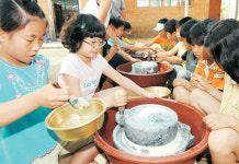 <1사1촌이 농촌活力 이끈다>맨손으로 송어 잡고… 콩 갈아 두부로… ‘이것이 산교육’