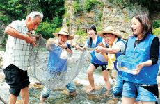 <1사1촌이 농촌活力 이끈다>‘친환경’ 첨단 일꾼들, 산골마을에 빛을 던져주다