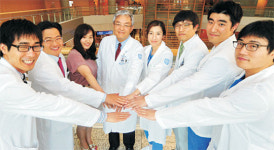 <사랑 그리고 희망 - 2011 대한민국 리포트>해외 3000여명에 ‘새 얼굴’… 메스로 전하는 ‘나눔 韓流’