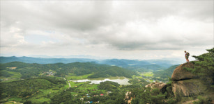 절묘한 암벽 파노라마… 불볕더위속 만나는 ‘눈부신 仙境’
