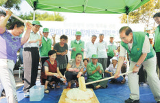 <2011 추석특집-1사1촌 나눔현장을 찾아서>‘쿵더쿵’떡메에 명절 집단장까지… 하하호호 흐드러지는 情
