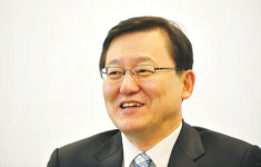 <경제인 산책>“‘2조달러’ 가려면 공무원부터 틀 깨야… 복장·회의방식 다 파괴”