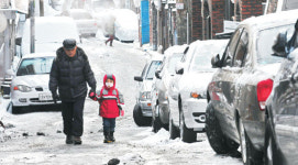 눈 안 치워 ‘거대한 얼음판’된 골목