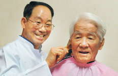 <사랑 그리고 희망 - 2012 대한민국 리포트>휴일마다 이발 나가는 ‘가위손 소방관’… “봉사는 이웃된다는 것”