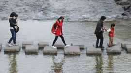 청계천 징검다리 건너는 ‘봄’