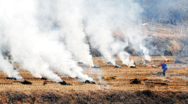 짚 태우며 봄 농사 준비