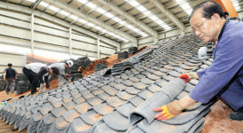 기와 올리는 남대문