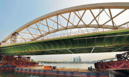 바지선에 실리는 양화대교 아치