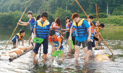 <1사1촌이 농촌 행복 키운다>뗏목 타고, 물고기 잡고, 나물밥 먹고… “외갓집 온 것 같아요”