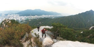 <엄홍길 대장과 오르는 山>까칠한 岩山… “나를 넘어야 불·수·사·도·북 종주”