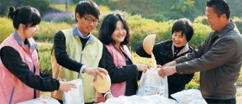 불우이웃 돕는 손길들