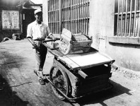 <그때 그 시절>‘단맛보다 추억’… 엿장수의 가위질 소리 그립네요