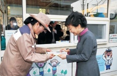 “방문기록 쓰셔야 돼요”