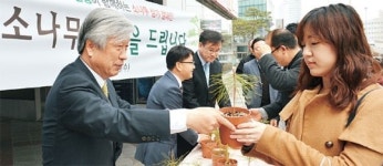 “금강소나무 꼭 받고싶어 아침 일찍 나와 줄 섰어요”
