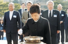 4·19 묘역 찾은 朴대통령